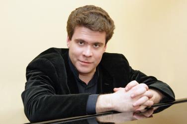 Денис Мацуев - биография, личная жизнь: «Не мучьте детей музыкой!» Денис Мацуев - биография, личная жизнь: «Не мучьте детей музыкой!»