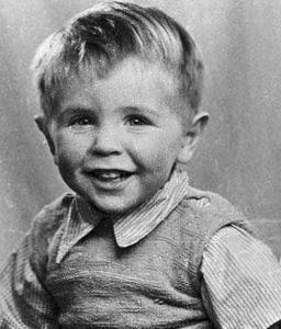 Стивен Хокин в детстве был обычным, здоровым ребенком. 1945 г. Стивен Хокин в детстве был обычным, здоровым ребенком. 1945 г.