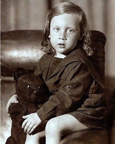 Вова Высоцкий в детстве, 3 года, июнь 1941 год Вова Высоцкий в детстве, 3 года, июнь 1941 год