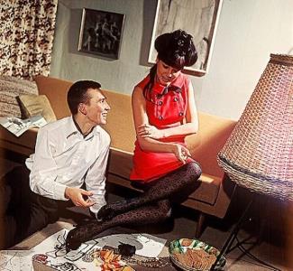 Вячеслав Зайцев и Регина Збарская обсуждают новые модели. 1966 год Вячеслав Зайцев и Регина Збарская обсуждают новые модели. 1966 год