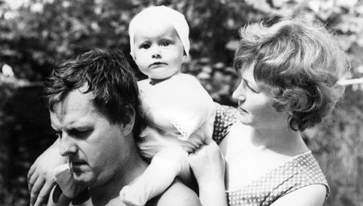 Ксения Собчак в детстве с родителями Ксения Собчак в детстве с родителями