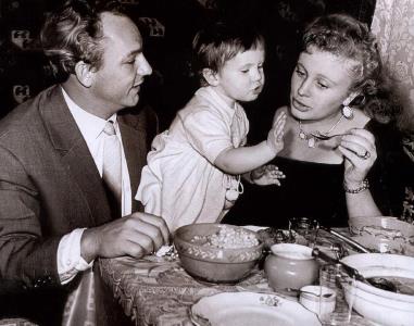 Николай Рыбников и Алла Ларионова с дочкой Николай Рыбников и Алла Ларионова с дочкой