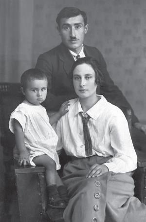 Отец Аркадий Григорьевич, мать Лидия Ивановна с маленьким Эдиком, 1926 г. Отец Аркадий Григорьевич, мать Лидия Ивановна с маленьким Эдиком, 1926 г.