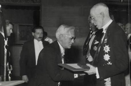 Флеминг получает Нобелевскую премию. 1945 г. Флеминг получает Нобелевскую премию. 1945 г.