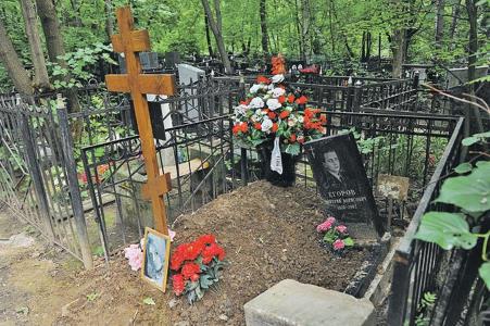Могила Натальи Кустинской рядом с могилой сына Могила Натальи Кустинской рядом с могилой сына