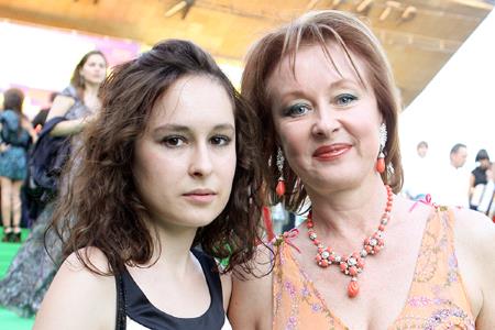 Лариса Удовиченко с дочерью Марией. Лариса Удовиченко с дочерью Марией.