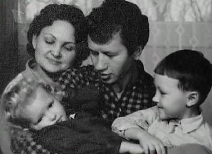 Леонид Быков с семьей: женой и детьми Леонид Быков с семьей: женой и детьми