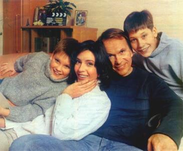 Алексей Гуськов и Лидия Вележева с сыновьями Алексей Гуськов и Лидия Вележева с сыновьями
