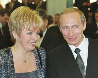 Людмила Александровна с Владимиром Путиным 2000 г. Людмила Александровна с Владимиром Путиным 2000 г.