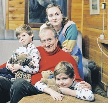 Евгений Евтушенко с женой Марией и сыновьями Евгением и Дмитрием Евгений Евтушенко с женой Марией и сыновьями Евгением и Дмитрием