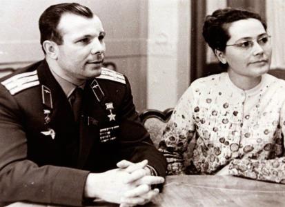 Юрий Гагарин с женой Валентиной Горячевой Юрий Гагарин с женой Валентиной Горячевой