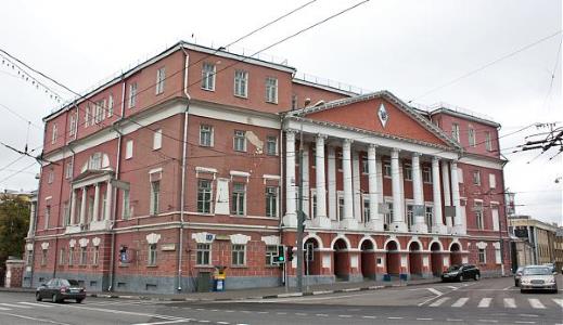 Усадьба А.И. Мусина-Пушкина в Москве. На фасаде сохранилась та самая «гробовая» доска колдуна Брюса, на которой накануне больших несчастий якобы проступают красные пятна Усадьба А.И. Мусина-Пушкина в Москве. На фасаде сохранилась та самая «гробовая» доска колдуна Брюса, на которой накануне больших несчастий якобы проступают красные пятна