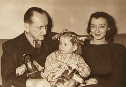 Марианна Вертинская в детстве с родителями Марианна Вертинская в детстве с родителями
