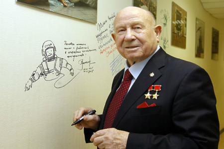 Летчик-космонавт Алексей Леонов Летчик-космонавт Алексей Леонов