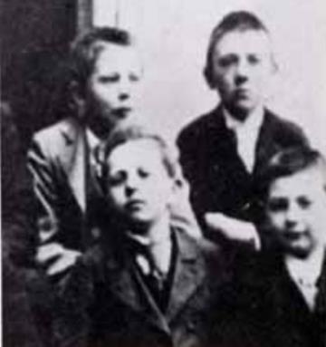 Адольф Гитлер в 1901 г. в школе Линца Адольф Гитлер в 1901 г. в школе Линца