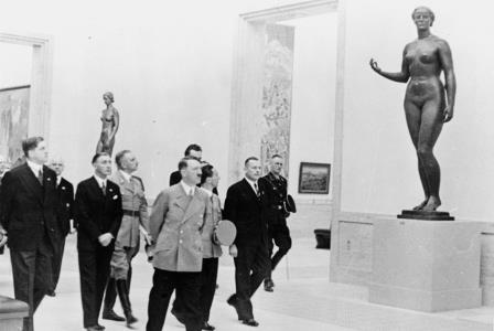 Гитлер на выставке немецкого искусства в 1938 году в Мюнхене Гитлер на выставке немецкого искусства в 1938 году в Мюнхене