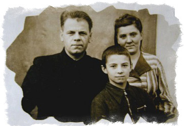 Анатолии Кашпировский в детстве с родителями Анатолии Кашпировский в детстве с родителями