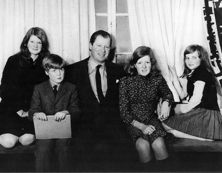 Будущая принцесса вместе со своими родителями, сестрой и братом в 1970 году Будущая принцесса вместе со своими родителями, сестрой и братом в 1970 году