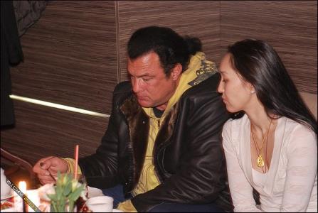 Стивен Сигал и его жена Эрдэнтуа Бацук Стивен Сигал и его жена Эрдэнтуа Бацук
