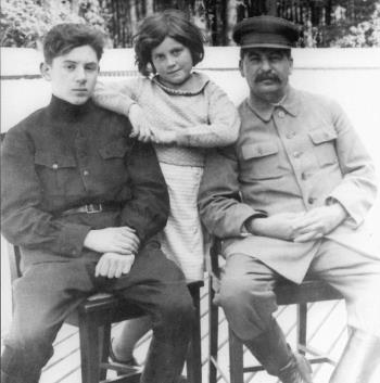 Сталин с детьми Василием и Светланой Сталин с детьми Василием и Светланой