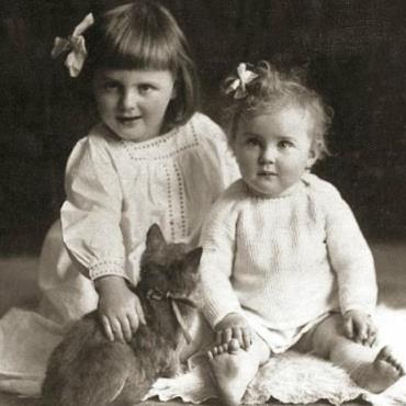 Ева (справа) и Ильза в детстве, 1913 г. Ева (справа) и Ильза в детстве, 1913 г.