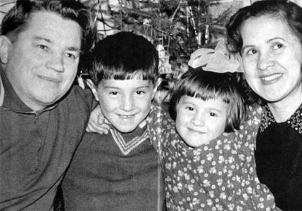 Юра Шевчук с сестрой и родителями Юра Шевчук с сестрой и родителями