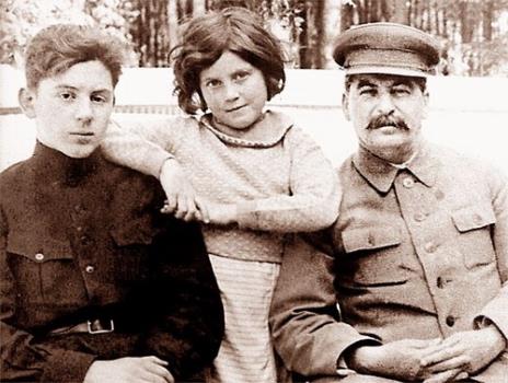 Светлана в детстве с братом Василием и отцом Иосифом Сталиным Светлана в детстве с братом Василием и отцом Иосифом Сталиным