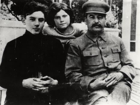 Василий Сталин с Сестрой Светланой и отцом Василий Сталин с Сестрой Светланой и отцом