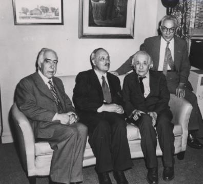 1951 год,Стокгольм,Швеция.Лауреаты Нобелевской премии Нильс Бор, Джеймс Франк и Альберт Энштейн 1951 год,Стокгольм,Швеция.Лауреаты Нобелевской премии Нильс Бор, Джеймс Франк и Альберт Энштейн