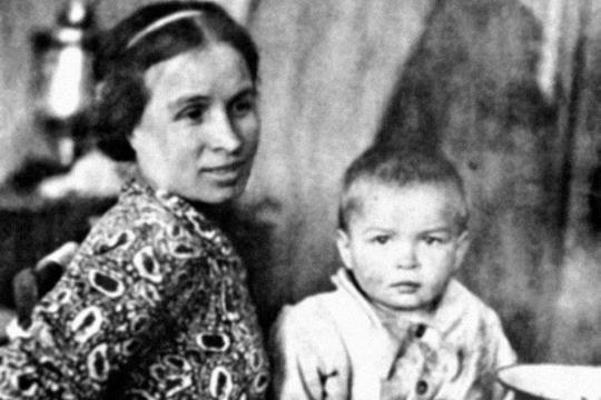 Рудольф Нуриев в детстве с мамой Рудольф Нуриев в детстве с мамой