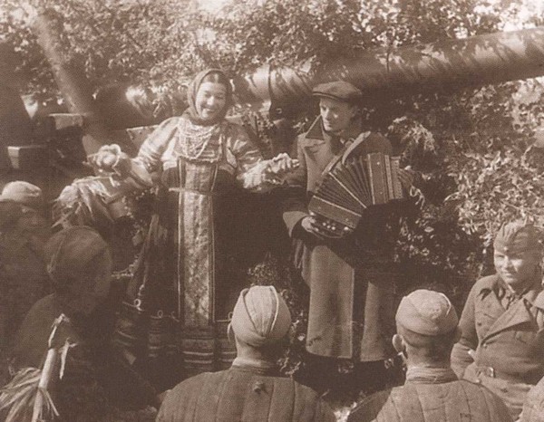 Выступление фронтовой концертной бригады перед бойцами Выступление фронтовой концертной бригады перед бойцами