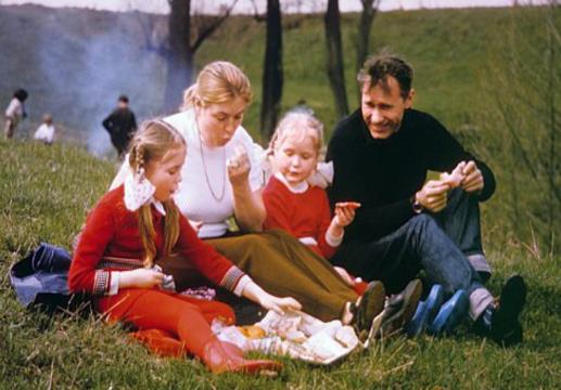 Лидия Федосеева-Шукшина с мужем Василием Шукшиным и дочками Машей и Олей Лидия Федосеева-Шукшина с мужем Василием Шукшиным и дочками Машей и Олей