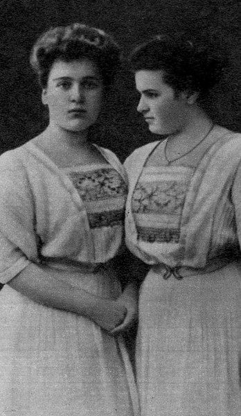 Вера с сестрой Марией в юности. 1908 г. Вера с сестрой Марией в юности. 1908 г.