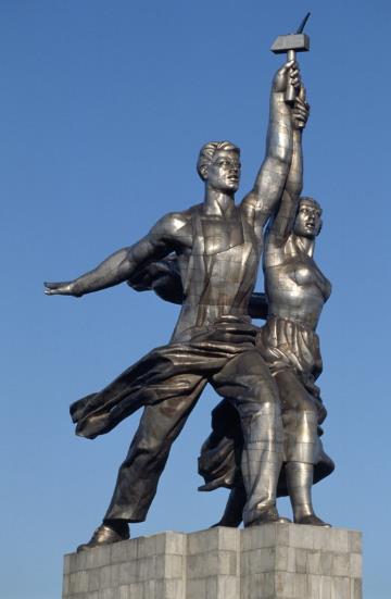 Мало кто знает, что "Рабочий и колхожница - это второй экземпляр скульптуры: первый был поврежден во время перевозки из Парижа в Москву Мало кто знает, что "Рабочий и колхожница - это второй экземпляр скульптуры: первый был поврежден во время перевозки из Парижа в Москву