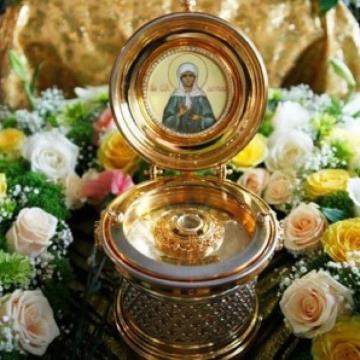 К мощам и иконе Матронушки люди приносят живые цветы и молятся. У всех свои просьбы и чаяния К мощам и иконе Матронушки люди приносят живые цветы и молятся. У всех свои просьбы и чаяния