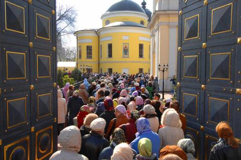 Мощи блаженной старицы Матроны покоятся в Покровском монастыре. К святой ежедневно обращаются около пяти тысяч прихожан Мощи блаженной старицы Матроны покоятся в Покровском монастыре. К святой ежедневно обращаются около пяти тысяч прихожан