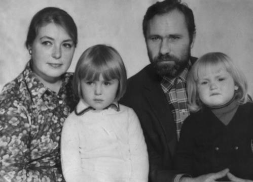 Маша Шукшина в детстве с сестрой и родителями Маша Шукшина в детстве с сестрой и родителями
