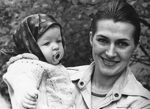 Милла Йовович в детстве с мамой Галиной Логиновой Милла Йовович в детстве с мамой Галиной Логиновой