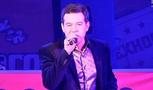 Сергей Чумаков на сцене Сергей Чумаков на сцене