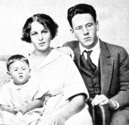 Самуил Маршак с женой Софией и дочкой Натанэль Самуил Маршак с женой Софией и дочкой Натанэль