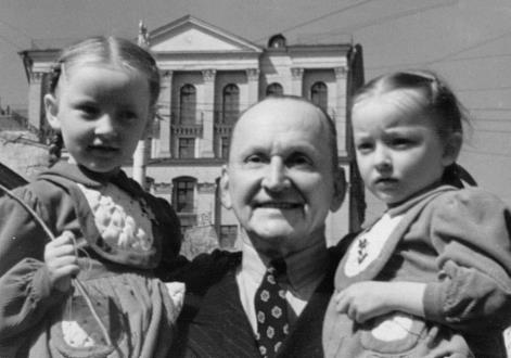 Александр Вертинский с дочками Настей и Машей Александр Вертинский с дочками Настей и Машей