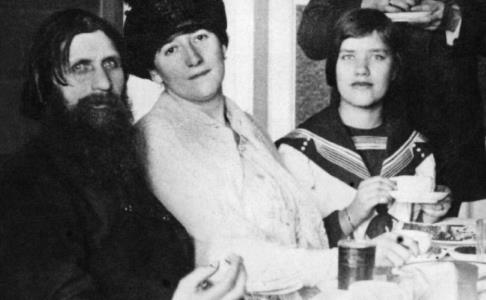 Григорий Распутин с женой Прасковьей и дочкой Матреной Григорий Распутин с женой Прасковьей и дочкой Матреной