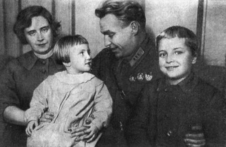 Валерий Чкалов с женой и детьми Валерий Чкалов с женой и детьми