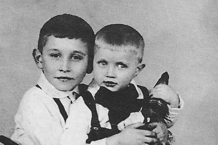 Миша Светин (на фото слева) в детстве с младшим братом Миша Светин (на фото слева) в детстве с младшим братом