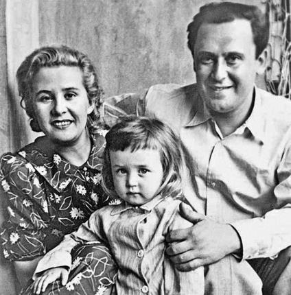 Вася Ливанов в детстве с родителями Вася Ливанов в детстве с родителями