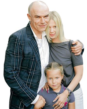 Сергей Мазаев с молодой женой Галиной и дочкой Анной Сергей Мазаев с молодой женой Галиной и дочкой Анной