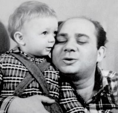 Андрей Леонов в детстве со знаменитым отцом Евгением Леоновым Андрей Леонов в детстве со знаменитым отцом Евгением Леоновым