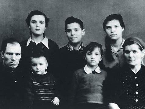 Сергей Пенкин самый младший из многодетной семьи. На фото с родителями, братом и сестрами. Сергей Пенкин самый младший из многодетной семьи. На фото с родителями, братом и сестрами.