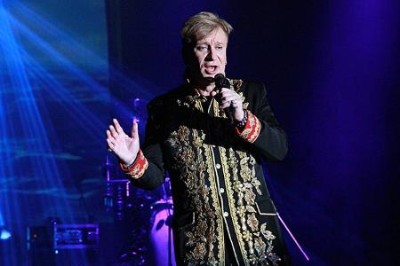 Сергей Пенкин на сцене Сергей Пенкин на сцене