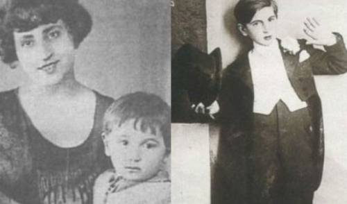 Детские годы Шарля. Слева с мамой. Детские годы Шарля. Слева с мамой.